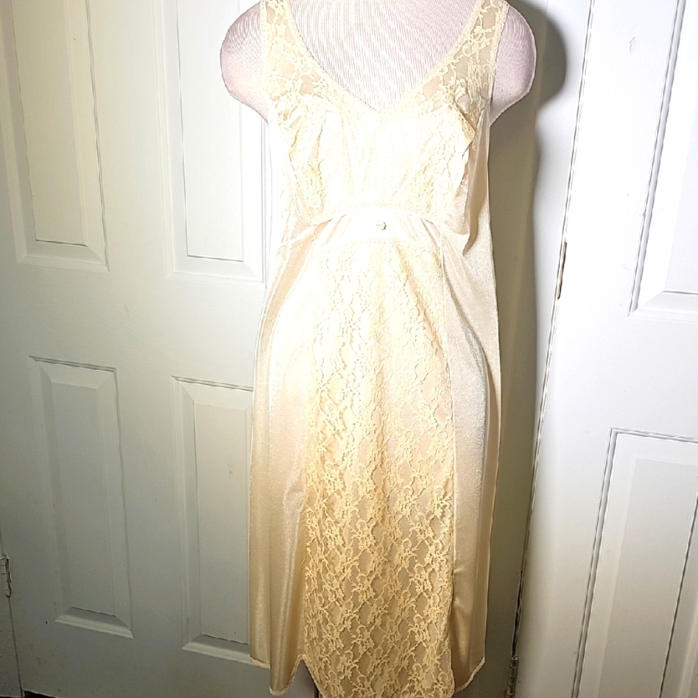 Triumph International Vintage Elegant Cream Lace Slip‎ Dress. Size Large.